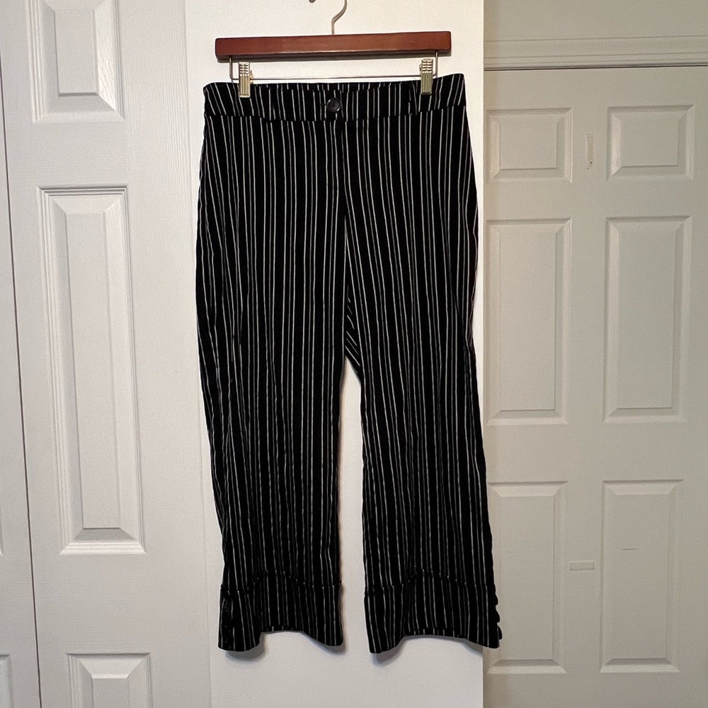 Clasic Black and White Stripedβ Capri Pants Size 9 Office Casual Formal